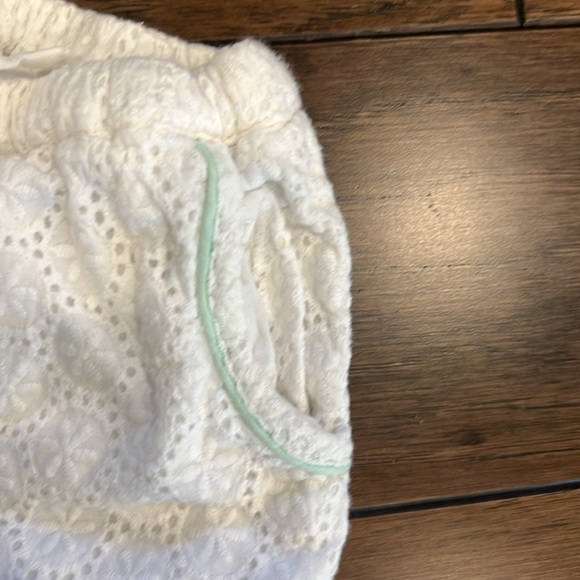 Baby Boden white eyelet shorts with light blue piping 12 to 18 months - Picture 2 of 4